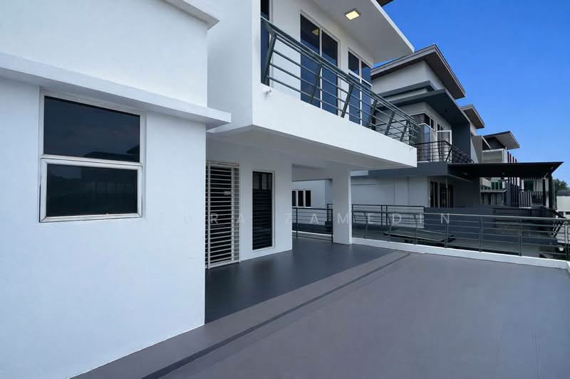 Rumah Berkembar untuk Dijual di Perdana Lakeview East (Cyberjaya) - Adzura Zamedin - Exterior - PropertyGuru.com.my