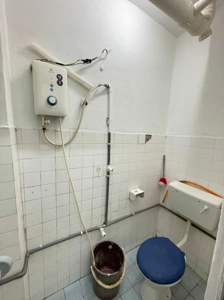 Teratai Mewah Apartment Block 15,17,19,21 untuk Untuk Disewa - RM 1,000 /bulan, Mac 2026 - Bathroom - PropertyGuru.com.my