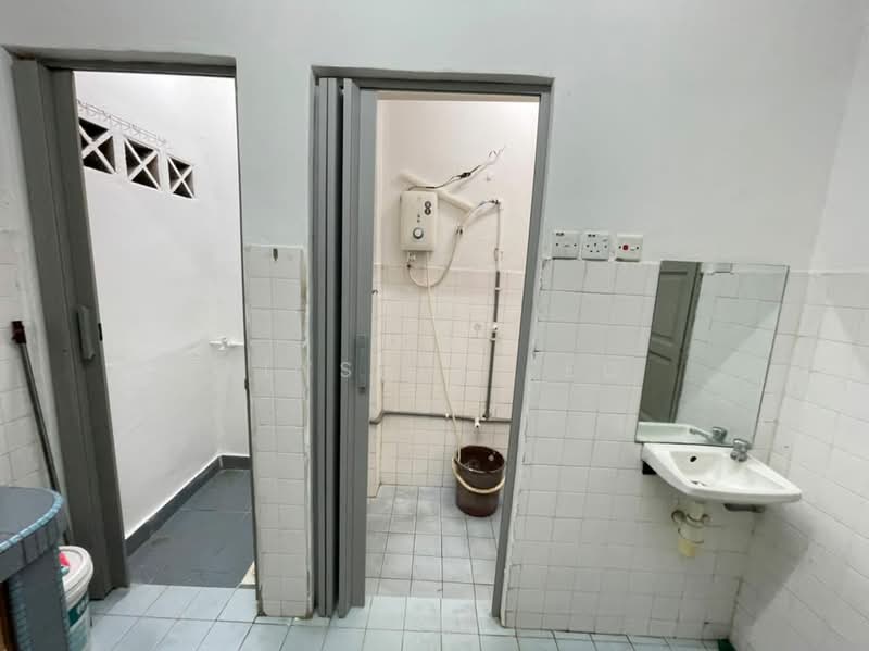 Teratai Mewah Apartment Block 15,17,19,21 untuk Untuk Disewa - RM 1,000 /bulan, Mac 2026 - Bathroom - PropertyGuru.com.my