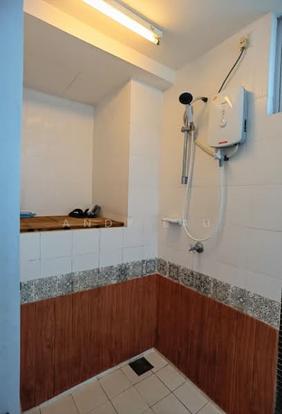 Servis Apartment untuk Dijual di The Domain (Domain 1) @ NeoCyber - Andy Lau - Bathroom - PropertyGuru.com.my