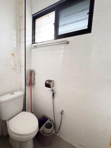 Taman Daya - Jalan Pinang 3, 4 untuk Untuk Disewa - RM 1,150 /bulan, Mac 2026 - Bathroom - PropertyGuru.com.my