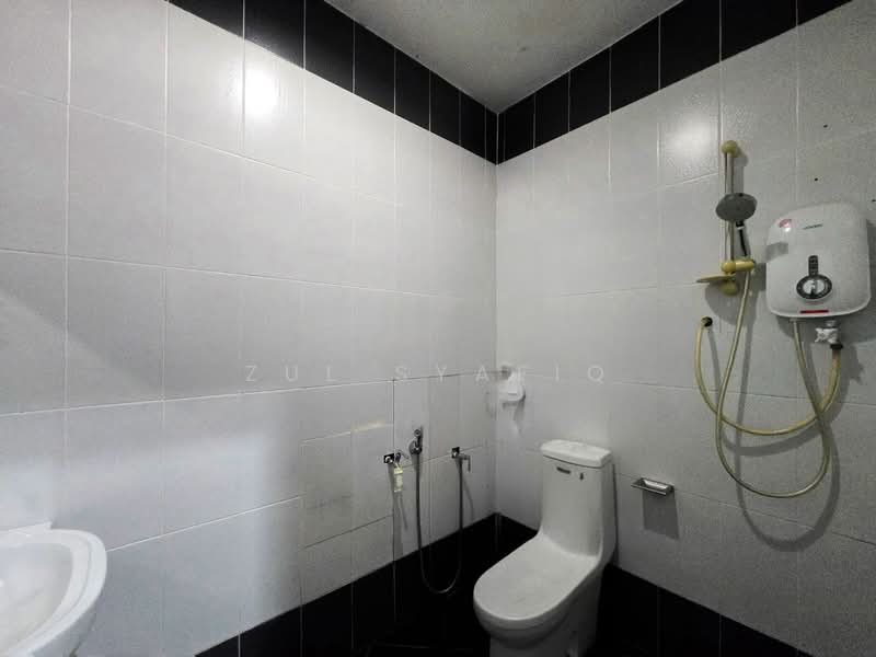Bungalow for Sale in Kampung Sungai Pelong (Sungai Buloh) - Zul Syafiq - Bathroom - PropertyGuru.com.my