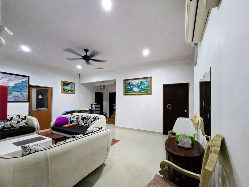 Bungalow for Sale in Kampung Sungai Pelong (Sungai Buloh) - Zul Syafiq - Living Room - PropertyGuru.com.my