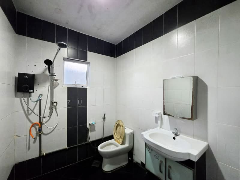 Bungalow for Sale in Kampung Sungai Pelong (Sungai Buloh) - Zul Syafiq - Bathroom - PropertyGuru.com.my