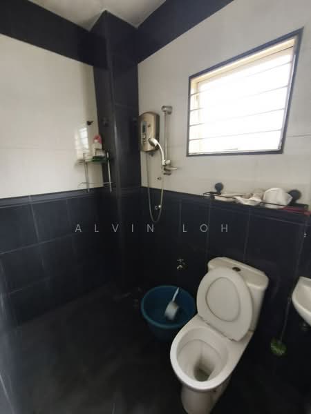 2-storey Terraced House for Sale in Bandar Putra Permai (Seri Kembangan) - Alvin Loh - Bathroom - PropertyGuru.com.my