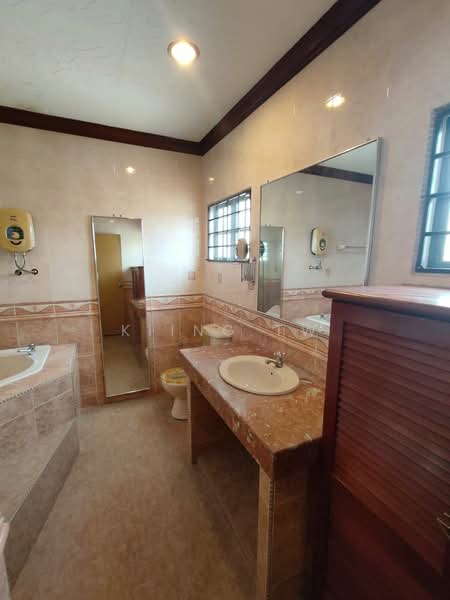 Rumah Berkembar untuk Dijual di Taman Megah Kepong (Kepong) - Kiing TW - Bathroom - PropertyGuru.com.my