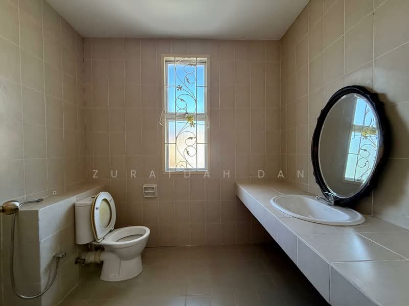 Semi-Detached House for Sale in Saujana Impian (Kajang) - Zuraidah Dan - Bathroom - PropertyGuru.com.my