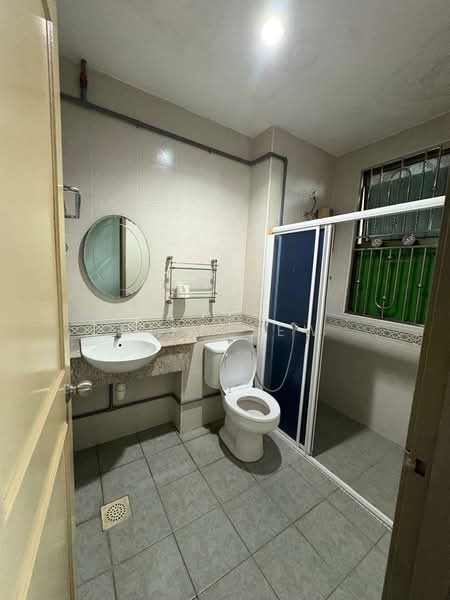 Taman Molek untuk Untuk Disewa - RM 2,600 /bulan, Mac 2026 - Bathroom - PropertyGuru.com.my