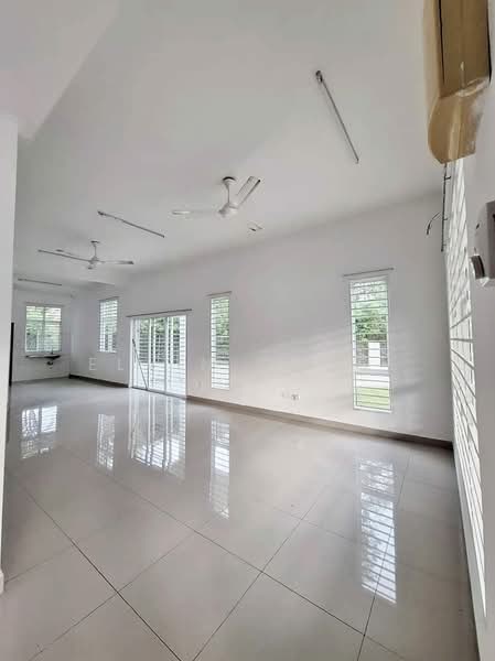 Pelangi Semenyih 2 untuk Untuk Dijual - RM 615,000, Mac 2026 - Living Room - PropertyGuru.com.my