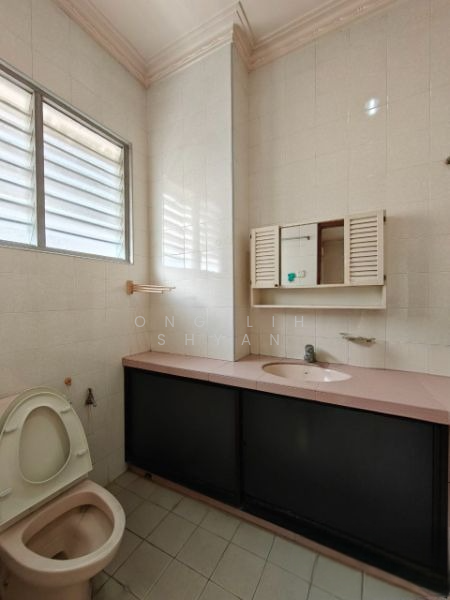 Semi-Detached House for Sale in Taman Pelangi (Johor Bahru) - Ong Lih Shyan - Bathroom - PropertyGuru.com.my