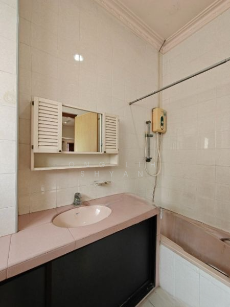 Semi-Detached House for Sale in Taman Pelangi (Johor Bahru) - Ong Lih Shyan - Bathroom - PropertyGuru.com.my