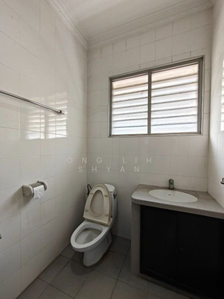 Semi-Detached House for Sale in Taman Pelangi (Johor Bahru) - Ong Lih Shyan - Bathroom - PropertyGuru.com.my