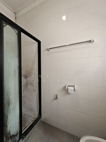 Semi-Detached House for Sale in Taman Pelangi (Johor Bahru) - Ong Lih Shyan - Bathroom - PropertyGuru.com.my
