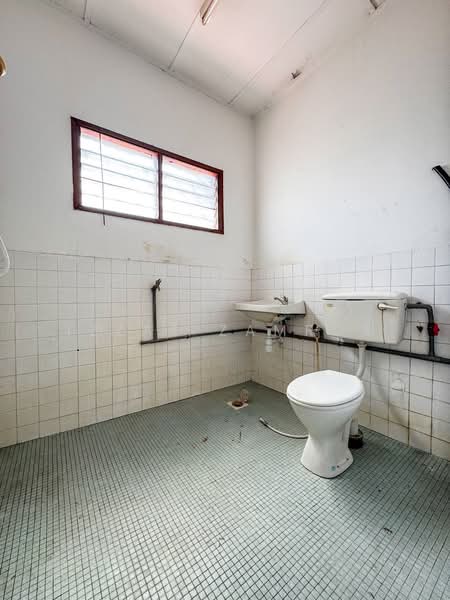 Taman Sri Serdang untuk Untuk Dijual - RM 500,000, Mac 2026 - Bathroom - PropertyGuru.com.my