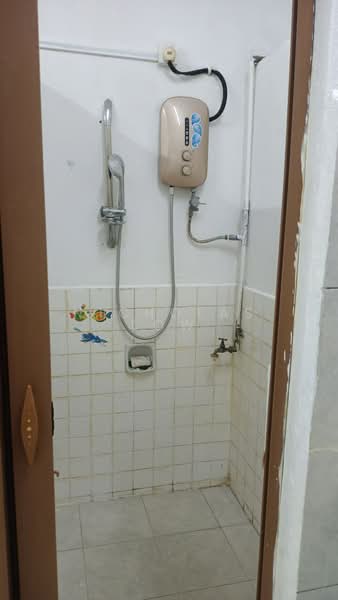 Semi-Detached House for Rent in Kampung Baru Masai (Masai) - Nicholas Low - Bathroom - PropertyGuru.com.my