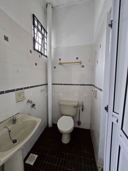 Rumah Teres 2 Tingkat untuk Dijual di Taman Daya (Johor Bahru) - Calvin Wong - Bathroom - PropertyGuru.com.my