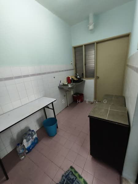 Pangsapuri untuk Dijual di Akasia Apartment - Venus Heng - Kitchen - PropertyGuru.com.my