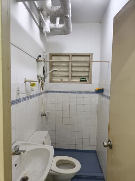 Pangsapuri untuk Dijual di Akasia Apartment - Venus Heng - Bathroom - PropertyGuru.com.my