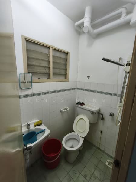 Pangsapuri untuk Dijual di Akasia Apartment - Venus Heng - Bathroom - PropertyGuru.com.my