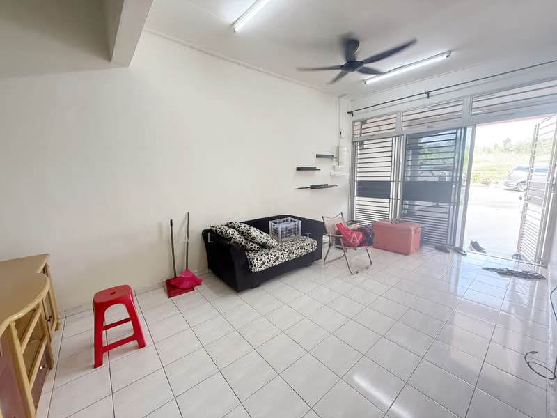 1.5-storey Terraced House for Sale in Taman Bukit Jaya (Ulu Tiram) - Alan Tia - Living Room - PropertyGuru.com.my