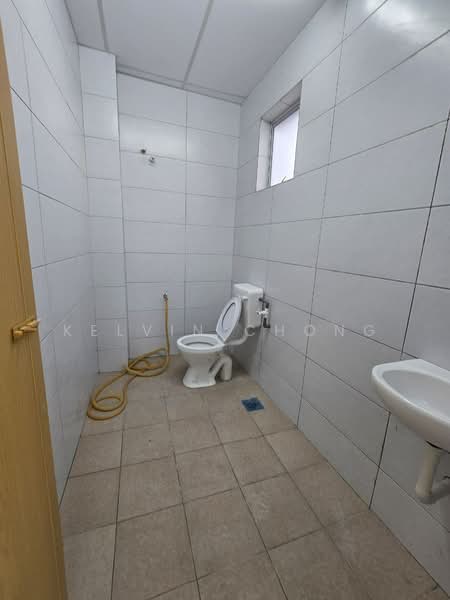 Kawasan Perindustrian Pengkalan 3 Semi D untuk Untuk Disewa - RM 7,500 /bulan, Mac 2026 - Bathroom - PropertyGuru.com.my