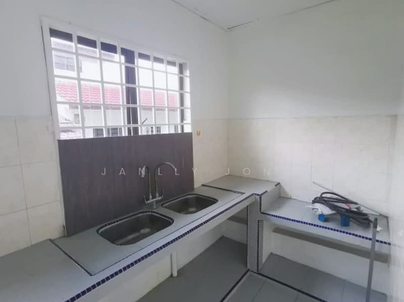 1-storey Terraced House for Sale in Taman Ungku Tun Aminah (Skudai) - Janlly Jong - Kitchen - PropertyGuru.com.my