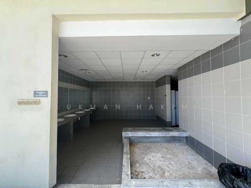 Warehouse for Rent in Kajang (Selangor) - Lukman Hakim - Bathroom - PropertyGuru.com.my
