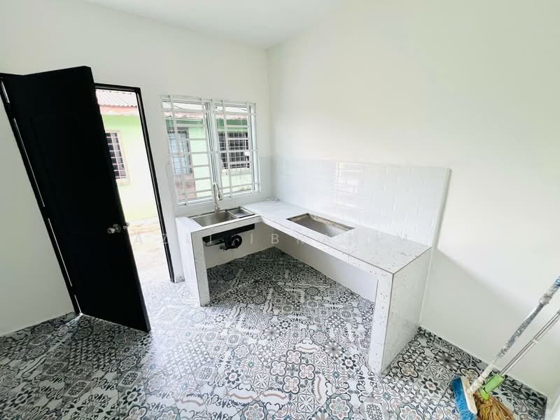 2-storey Terraced House for Sale in Taman Sri Tanjung (Semenyih) - Azli Ibrahim - Kitchen - PropertyGuru.com.my