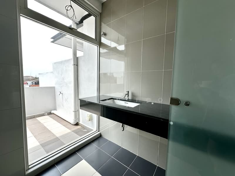 3-storey Terraced House for Sale in Klebang Besar (Klebang) - Kellyn Foo - Bathroom - PropertyGuru.com.my