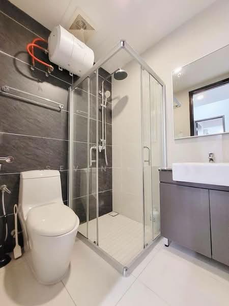 Service Residence for Sale at Royal Strand @ Country Garden Danga Bay - Seven Kong - Bathroom - PropertyGuru.com.my