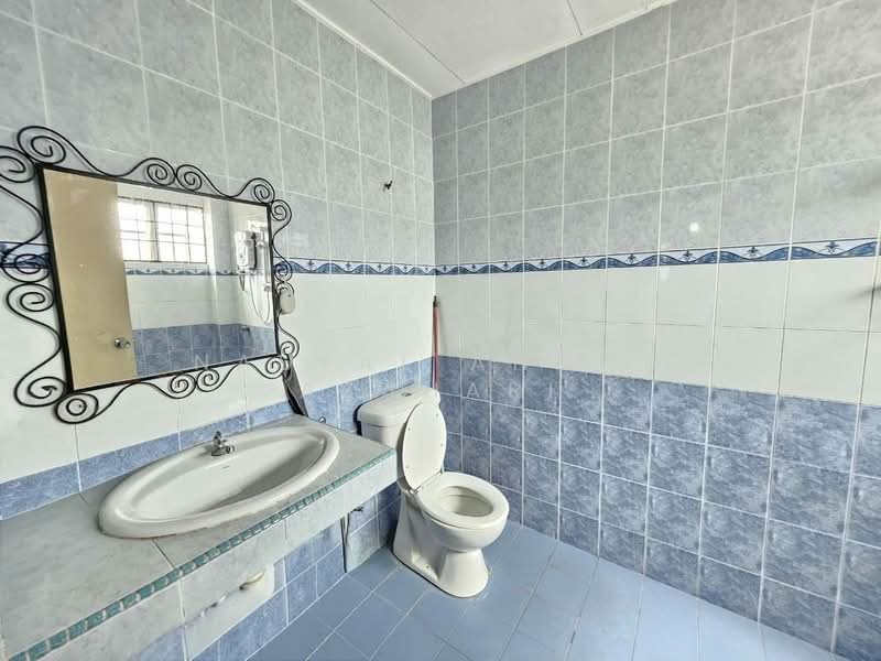 Bungalow for Sale in Lavender Heights (Senawang) - Naufal Ahmad Azahari - Bathroom - PropertyGuru.com.my