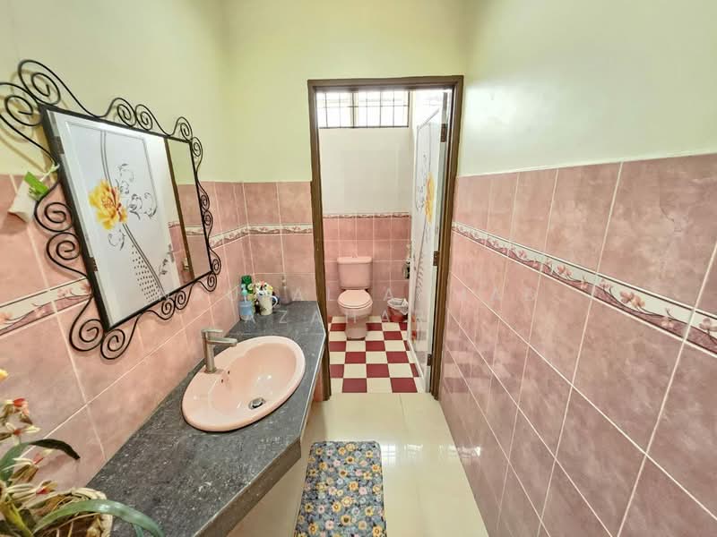 Bungalow for Sale in Lavender Heights (Senawang) - Naufal Ahmad Azahari - Bathroom one - PropertyGuru.com.my