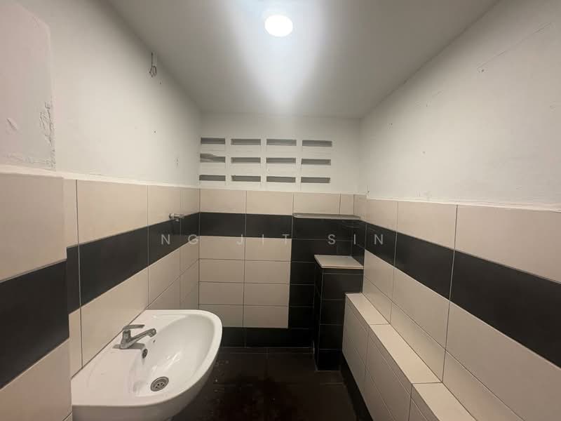 Shop / Office for Rent in Lebuh Chulia (George Town) - Ng Jit Sin - Bathroom - PropertyGuru.com.my