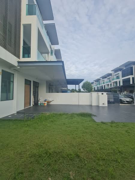 3-storey Terraced House for Sale in Puchong (Selangor) - Shu Wai - Exterior - PropertyGuru.com.my
