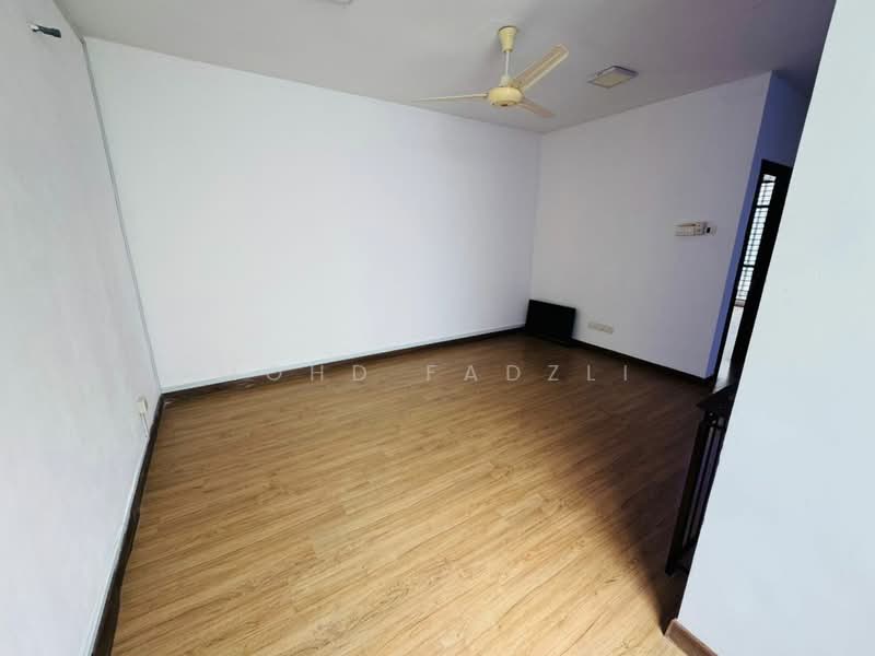 2-storey Terraced House for Sale in Laman Glenmarie (Shah Alam) - Mohd Fadzli - Living Room - PropertyGuru.com.my
