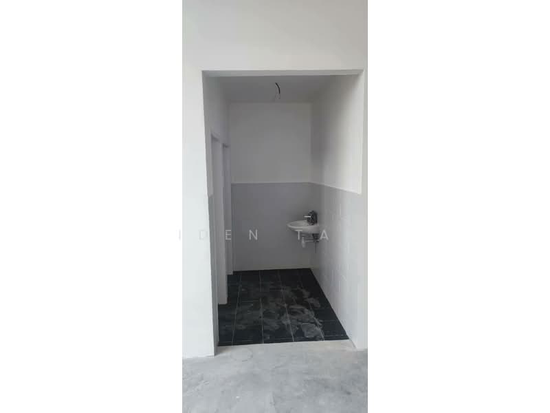 Shop / Office for Rent in Taman Bukit Kaze (Ulu Tiram) - Iden Tan - Bathroom - PropertyGuru.com.my