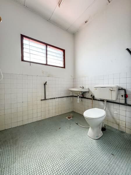 2-storey Terraced House for Sale in Taman Sri Serdang (Seri Kembangan) - Firdaus Husin - Bathroom - PropertyGuru.com.my