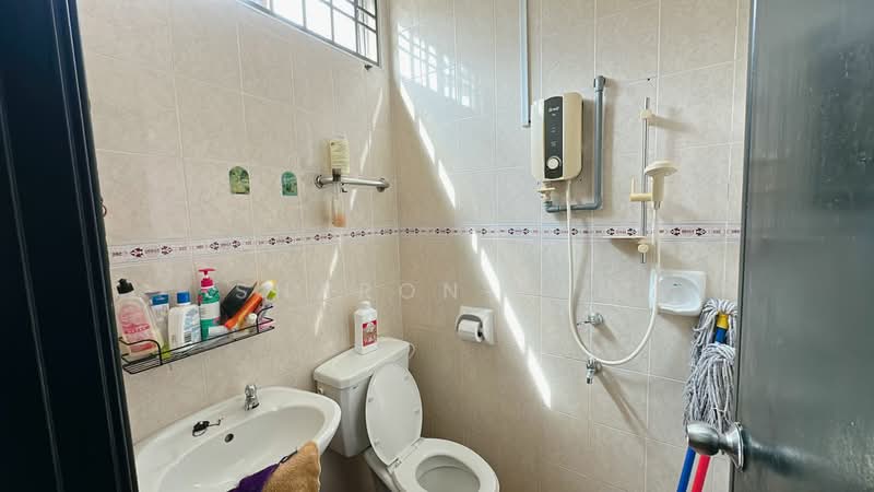Taman Daya - Jalan Nibong 32 untuk Untuk Dijual - RM 700,000, Mac 2026 - Bathroom - PropertyGuru.com.my