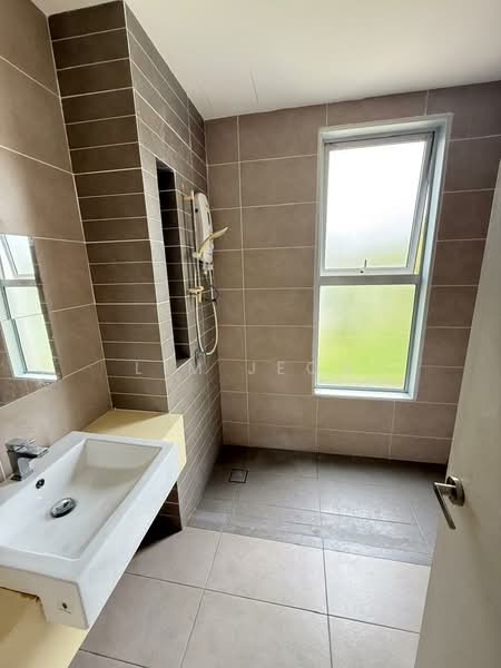 Terraced House for Sale in Bandar Saujana Putra (Tanjong Duabelas) - Lim Jeon - Bathroom - PropertyGuru.com.my