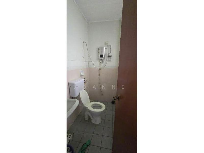 Terraced House for Rent in Bandar Country Homes (Rawang) - Joanne Diong - Bathroom - PropertyGuru.com.my