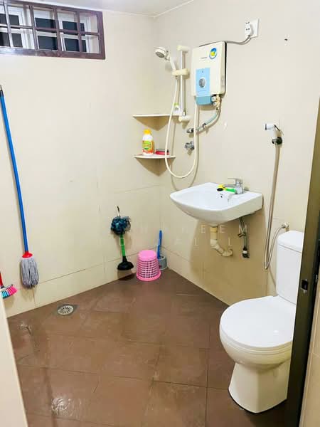 2-storey Terraced House for Sale in Kota Tinggi (Johor) - Abd Hakeem Abd Jalil - Bathroom - PropertyGuru.com.my