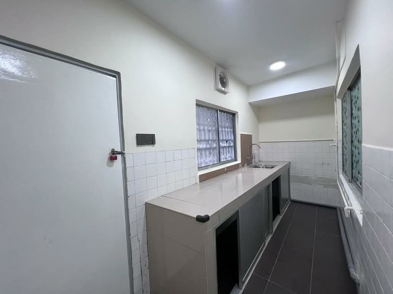 Taman Sri Muda untuk Untuk Disewa - RM 1,300 /bulan, Mac 2026 - Kitchen - PropertyGuru.com.my
