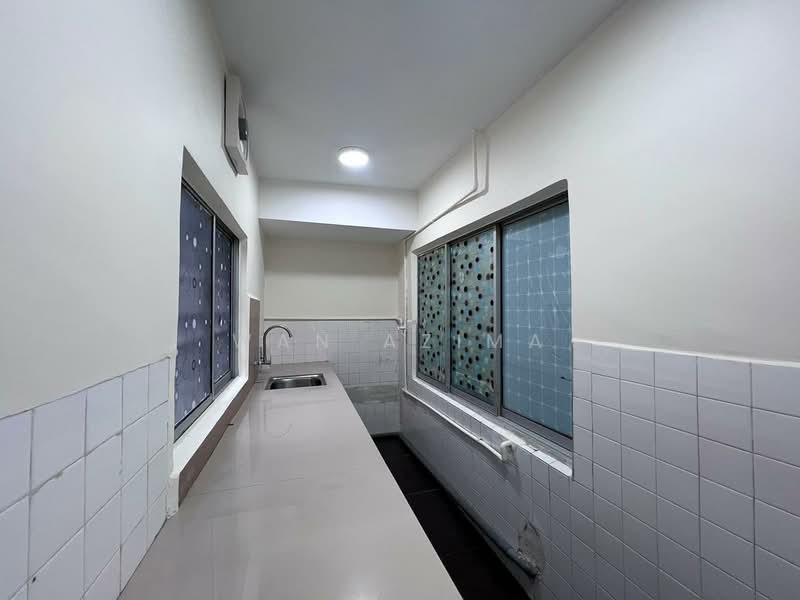 Taman Sri Muda untuk Untuk Disewa - RM 1,300 /bulan, Mac 2026 - Kitchen - PropertyGuru.com.my