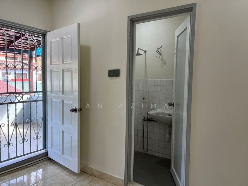 Taman Sri Muda untuk Untuk Disewa - RM 1,300 /bulan, Mac 2026 - Bathroom - PropertyGuru.com.my