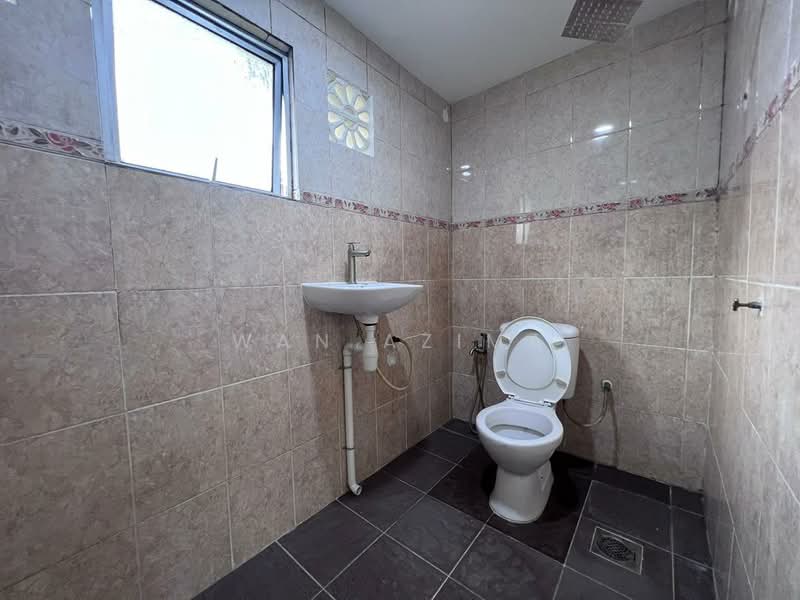 Taman Sri Muda untuk Untuk Disewa - RM 1,300 /bulan, Mac 2026 - Bathroom - PropertyGuru.com.my