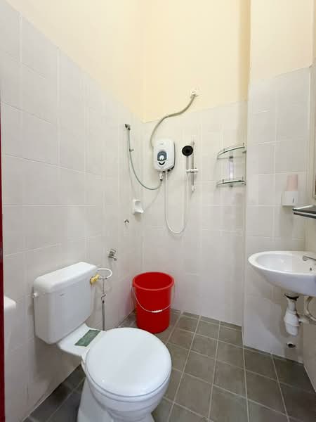 1-storey Terraced House for Rent in Bandar Indahpura (Kulai) - Jadelyn Ng - Bathroom - PropertyGuru.com.my