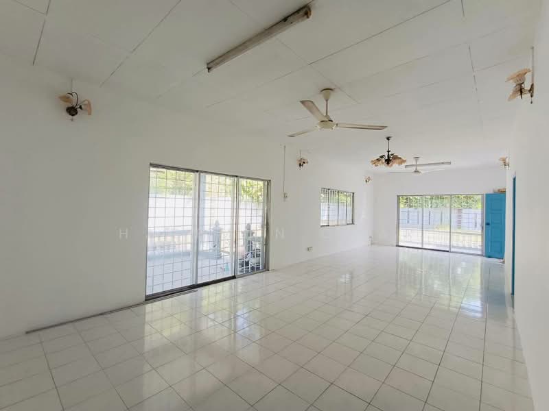 [Bungalow - 5640 sqft] 1-Storey Bungalow Taman Kota Perdana Seri Kembangan untuk Untuk Dijual - RM 990,000, Mac 2026 - Living Room - PropertyGuru.com.my