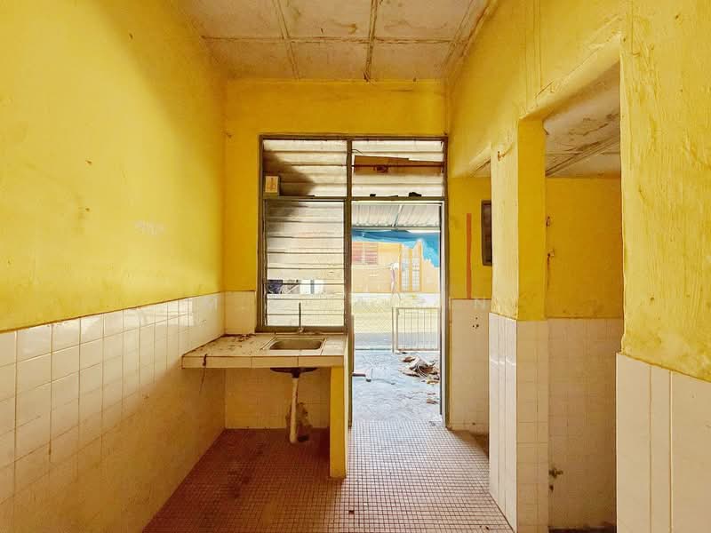 1-storey Terraced House for Sale in Taman Cheng Jaya (Cheng) - M.J Zairin - Kitchen - PropertyGuru.com.my
