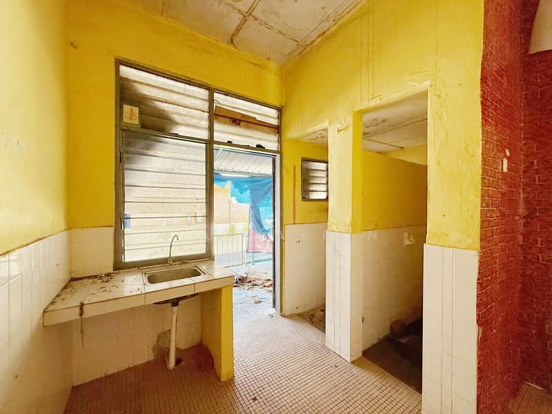 1-storey Terraced House for Sale in Taman Cheng Jaya (Cheng) - M.J Zairin - Kitchen - PropertyGuru.com.my