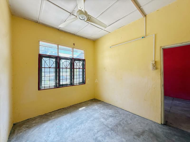 1-storey Terraced House for Sale in Taman Cheng Jaya (Cheng) - M.J Zairin - Interior - PropertyGuru.com.my